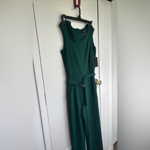 Chic Green Jumpsuit with Flattering Fit